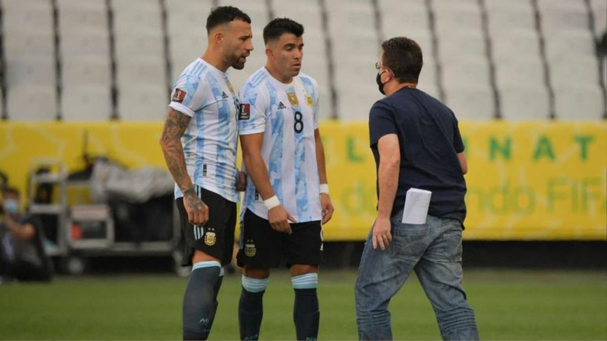 Vì sao đại chiến Brazil vs Argentina bị dừng chỉ sau 8 phút bóng lăn? Ảnh 5