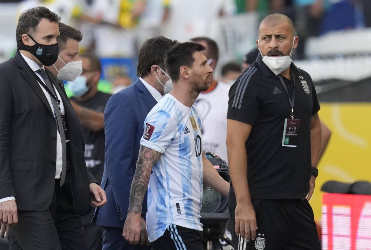 Messi tức giận sau khi trận Brazil vs Argentina bị dừng sau 8 phút Ảnh 1