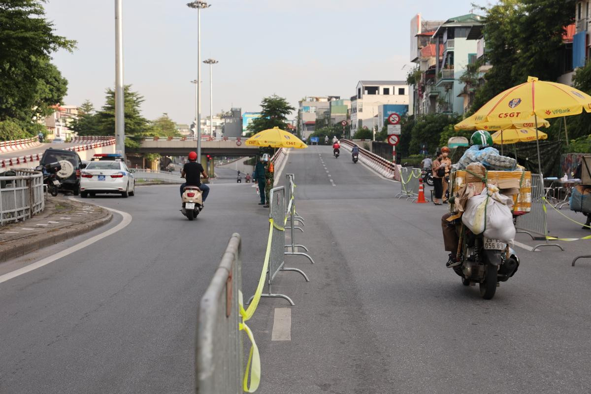 Chốt kiểm soát 'vùng đó' dịch Covid-19 ở Hà Nội đồng loạt đi vào hoạt động, ùn tắc tại điểm Cầu Diễn Ảnh 1