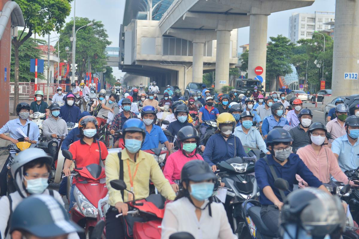 Chốt kiểm soát 'vùng đó' dịch Covid-19 ở Hà Nội đồng loạt đi vào hoạt động, ùn tắc tại điểm Cầu Diễn Ảnh 10