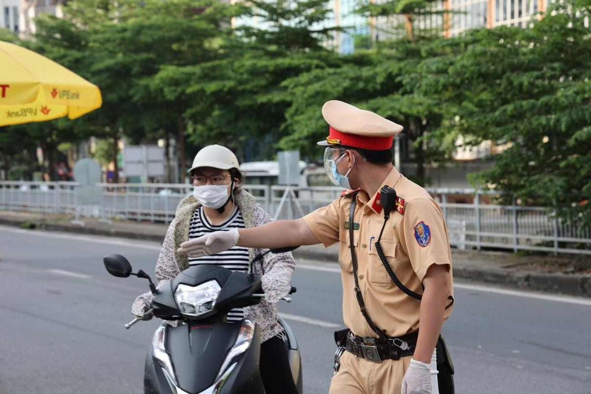 Chốt kiểm soát 'vùng đó' dịch Covid-19 ở Hà Nội đồng loạt đi vào hoạt động, ùn tắc tại điểm Cầu Diễn Ảnh 5