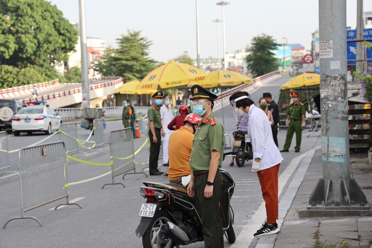 Chốt kiểm soát 'vùng đó' dịch Covid-19 ở Hà Nội đồng loạt đi vào hoạt động, ùn tắc tại điểm Cầu Diễn Ảnh 7