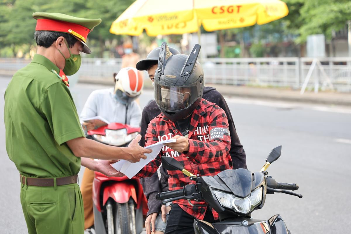 Chốt kiểm soát 'vùng đó' dịch Covid-19 ở Hà Nội đồng loạt đi vào hoạt động, ùn tắc tại điểm Cầu Diễn Ảnh 6