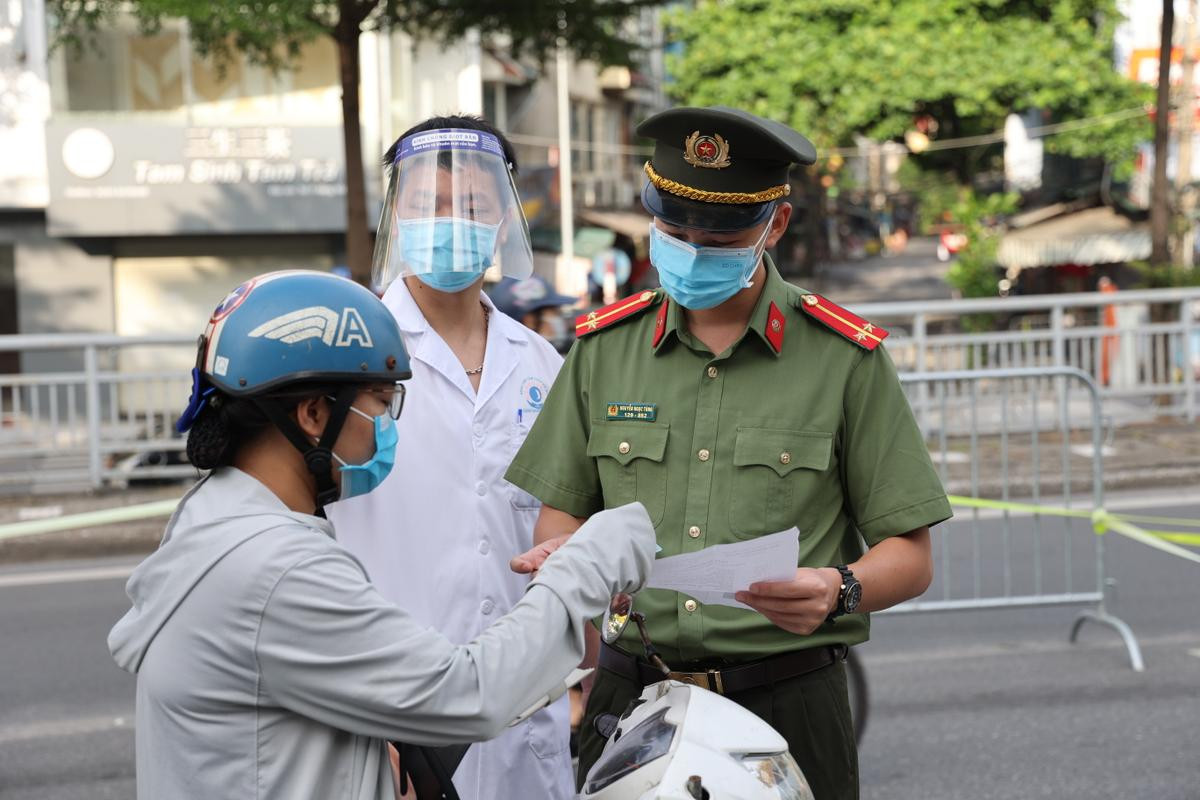 Chốt kiểm soát 'vùng đó' dịch Covid-19 ở Hà Nội đồng loạt đi vào hoạt động, ùn tắc tại điểm Cầu Diễn Ảnh 8