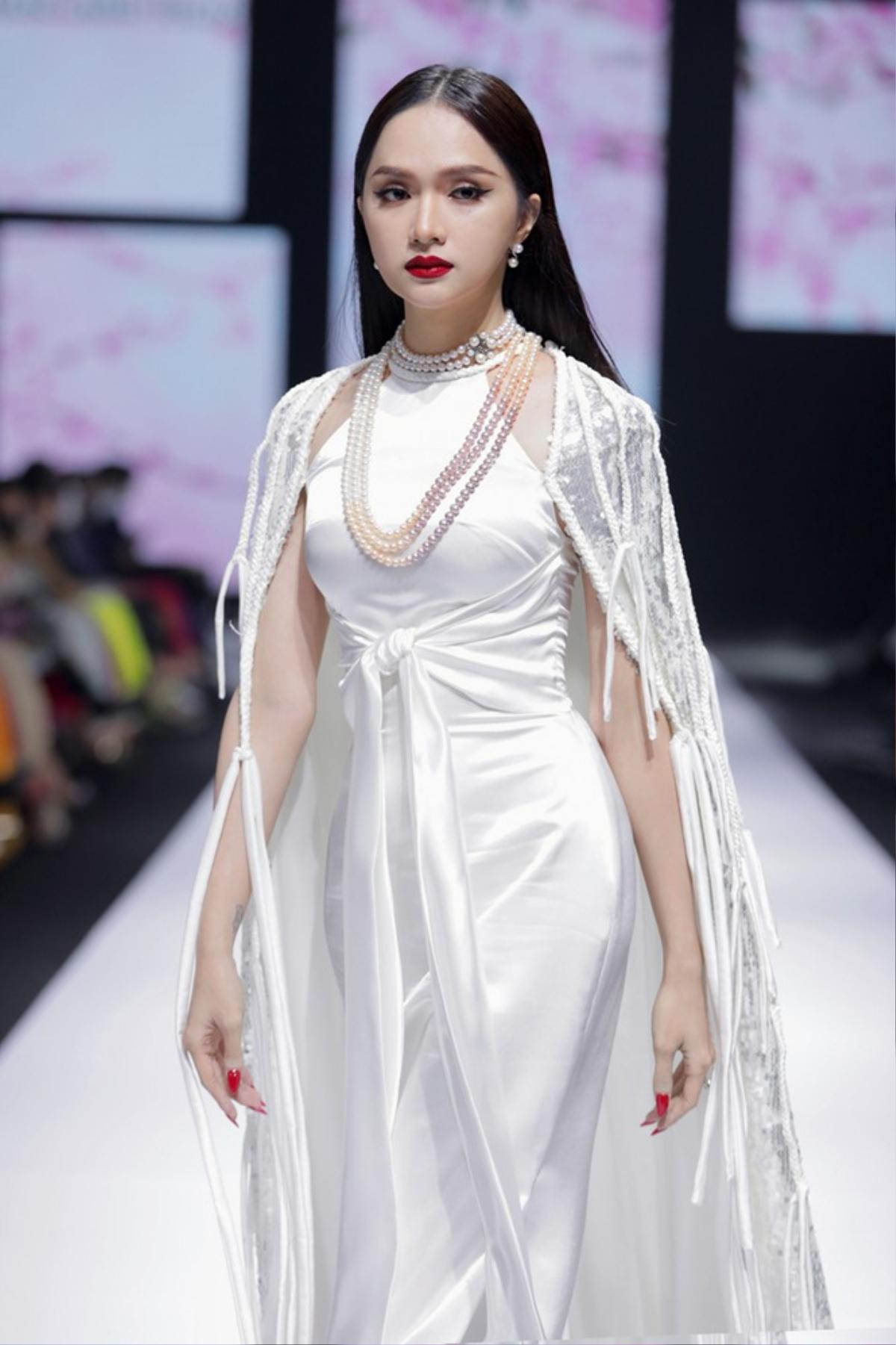 2 nữ hoàng thị phi Hương Giang - Phạm Băng Băng catwalk giống nhau đến kì lạ Ảnh 1