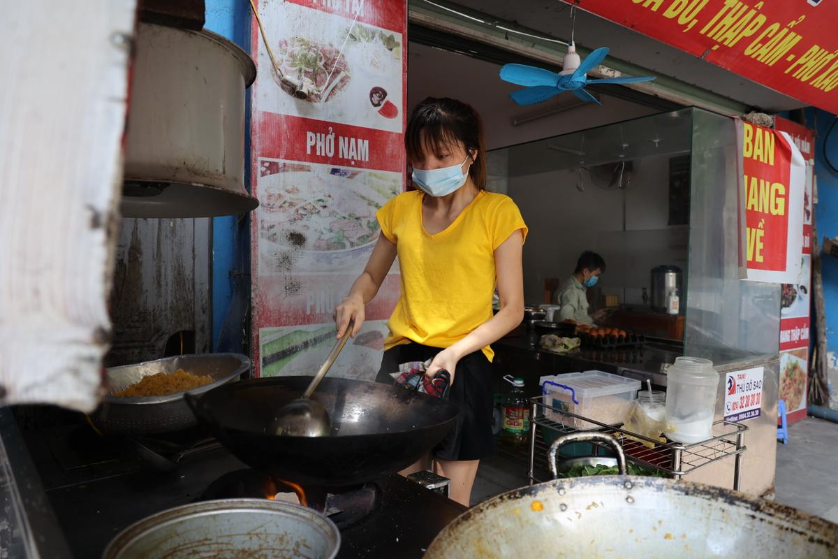 Ảnh: Ngày đầu các cửa hàng ăn tại 'vùng xanh' Gia Lâm hoạt động trở lại, được phép bán mang về Ảnh 3