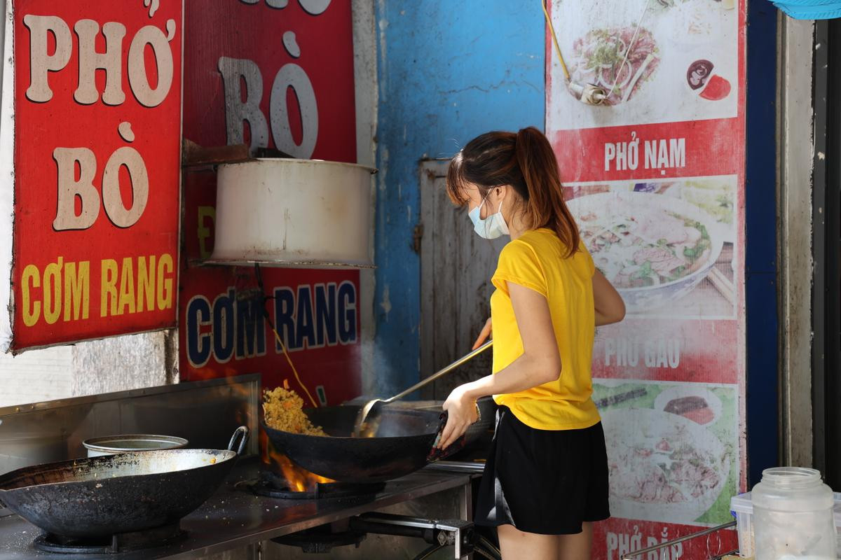 Ảnh: Ngày đầu các cửa hàng ăn tại 'vùng xanh' Gia Lâm hoạt động trở lại, được phép bán mang về Ảnh 16