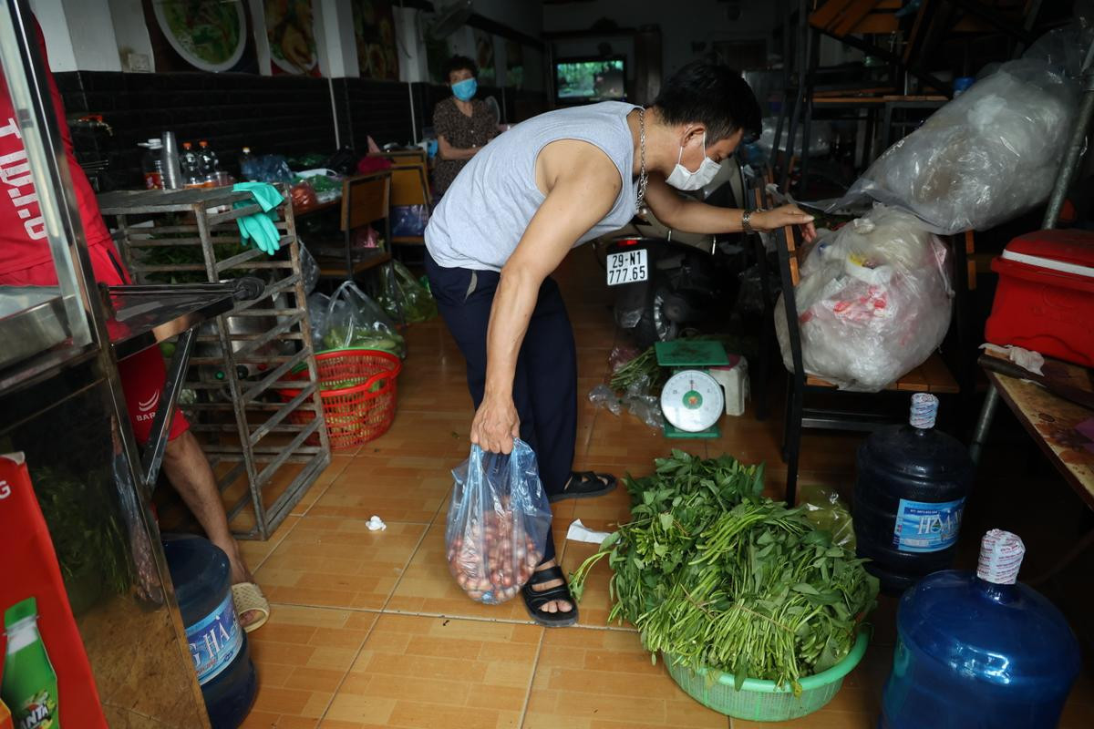 Ảnh: Ngày đầu các cửa hàng ăn tại 'vùng xanh' Gia Lâm hoạt động trở lại, được phép bán mang về Ảnh 14