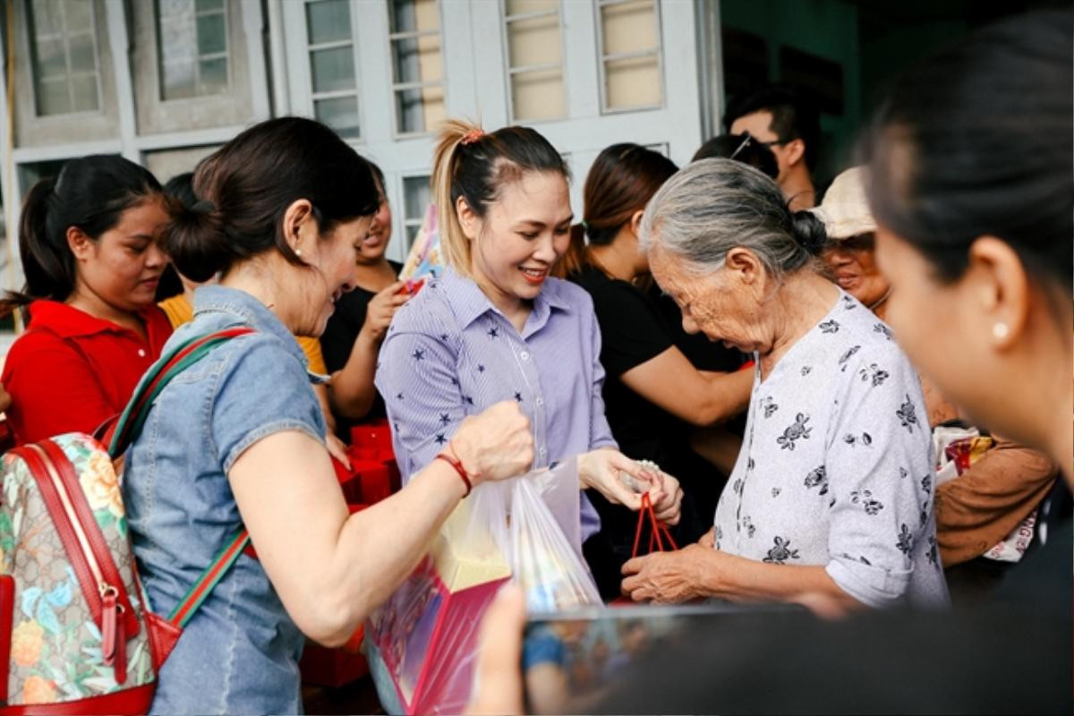 Mỹ Tâm nhảy múa phụ họa cực vui cho bà cụ trong chuyến từ thiện, hành động khiến ai cũng thấy ấm lòng Ảnh 5