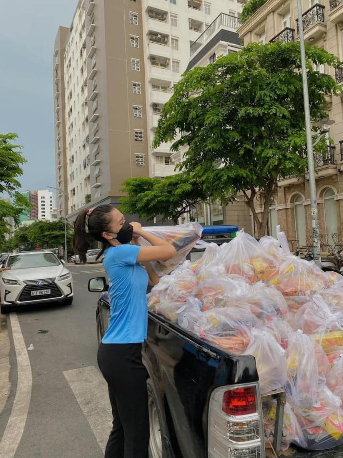 Hoa hậu Tiểu Vy khỏe như lực sĩ, khuôn vác nhu yếu phẩm cho người nghèo mùa dịch Ảnh 2