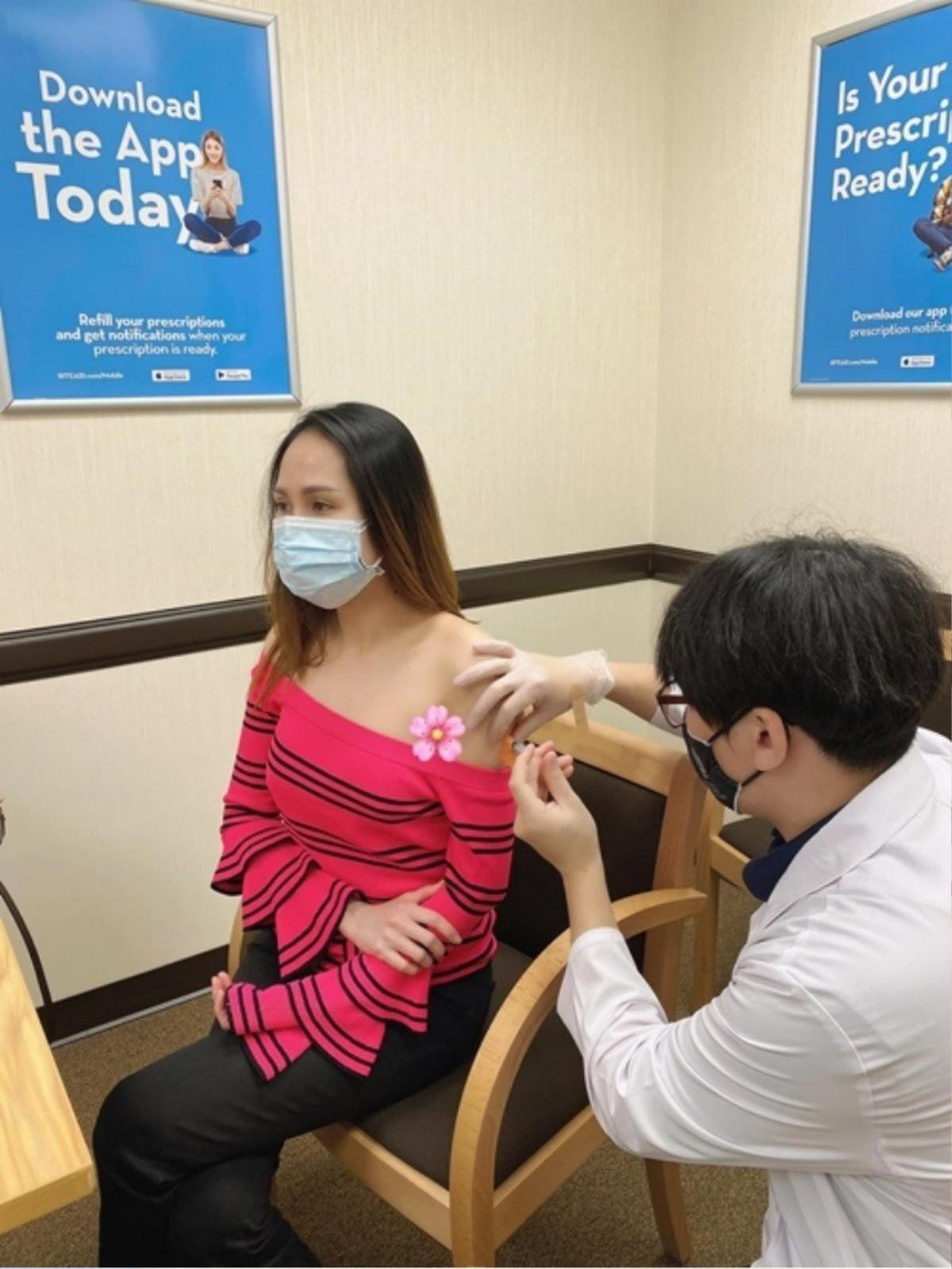 Sao Việt đi tiêm vaccine Covid: Người kín mít, người áo dây gợi cảm Ảnh 9