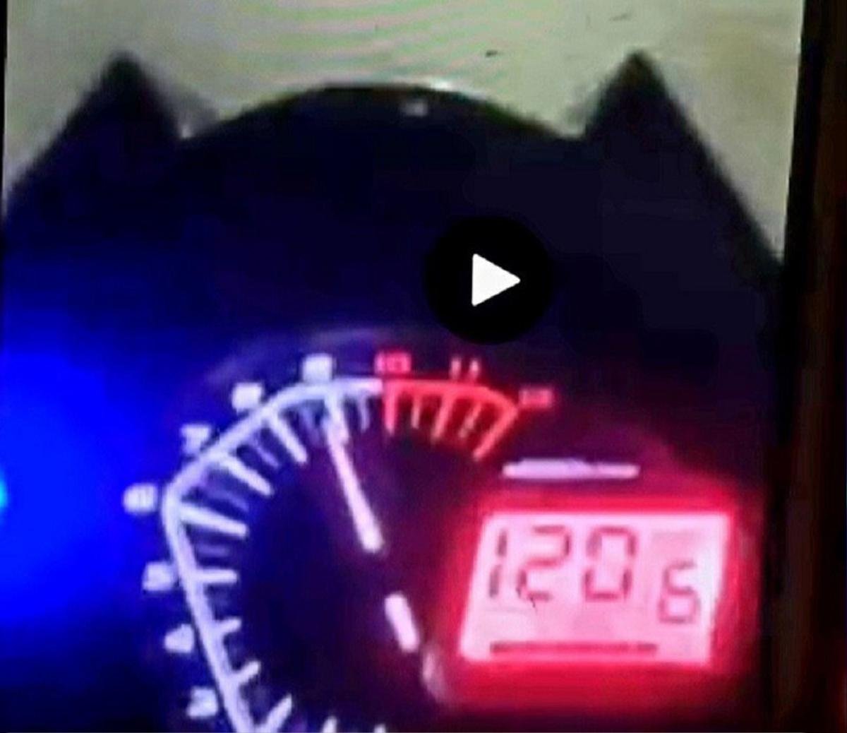 Thanh niên xăm trổ livestream chạy xe máy tốc độ 120km/h 'thông chốt' để dự sinh nhật vợ bạn Ảnh 2