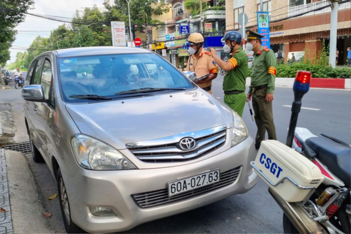 Không xuất trình được giấy đi đường hợp lệ, Thanh tra Sở TN&MT đóng cửa, cố thủ trong xe cả tiếng đồng hồ Ảnh 1