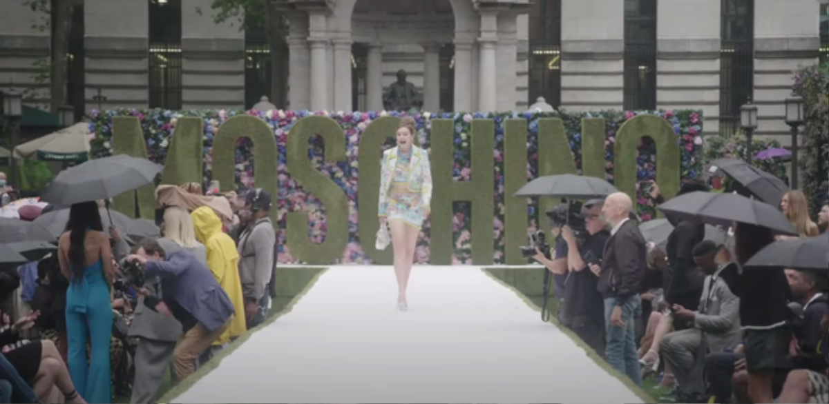 Moschino Xuân/ Hè 2022: Khách mời nhốn nháo, người mẫu gào thét trên sàn diễn Ảnh 1