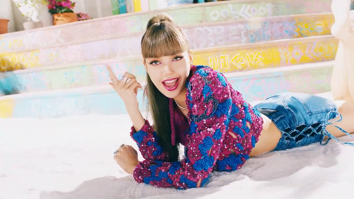 BTS cản đường Lisa (BlackPink) trong màn solo mới, ấy vậy cô nàng vẫn 'cực cháy' với hình ảnh táo bạo Ảnh 20