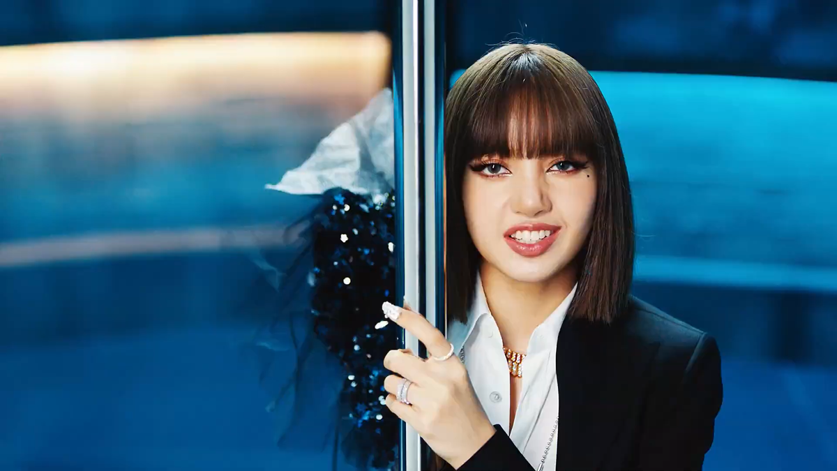 BTS cản đường Lisa (BlackPink) trong màn solo mới, ấy vậy cô nàng vẫn 'cực cháy' với hình ảnh táo bạo Ảnh 29