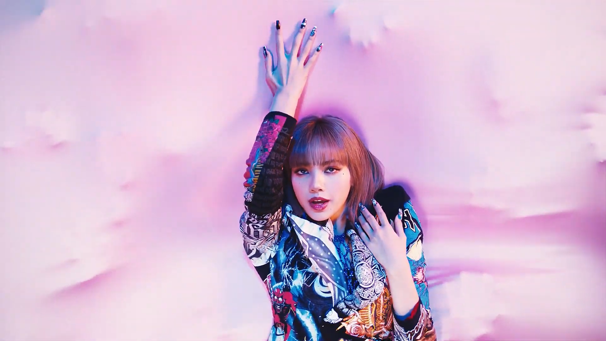 BTS cản đường Lisa (BlackPink) trong màn solo mới, ấy vậy cô nàng vẫn 'cực cháy' với hình ảnh táo bạo Ảnh 5