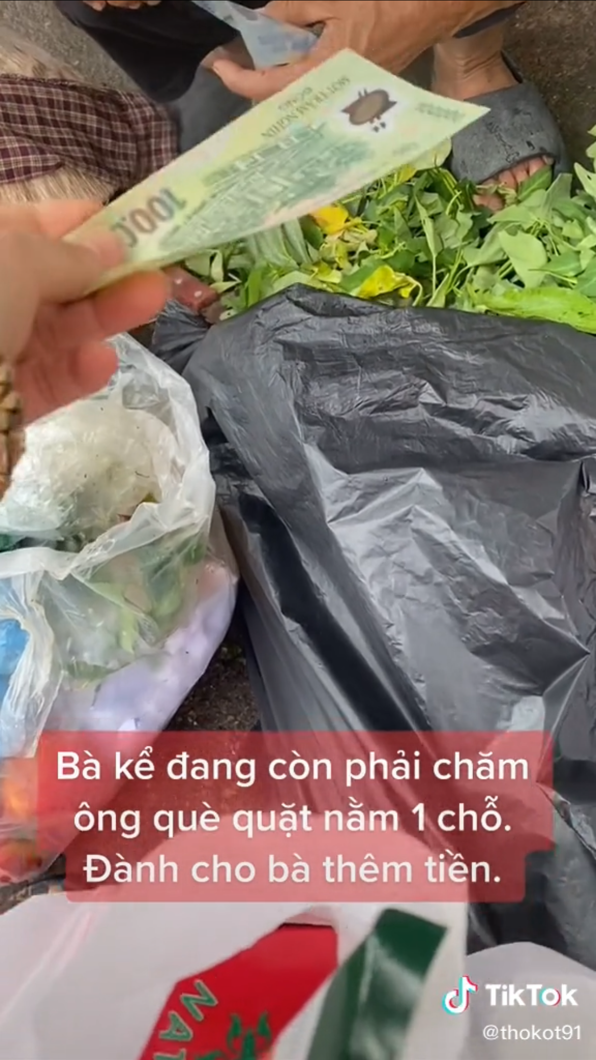 Cụ bà bới rác tìm đồ ăn, người phụ nữ tiến đến bất ngờ có hành động khiến ai cũng cảm phục Ảnh 2