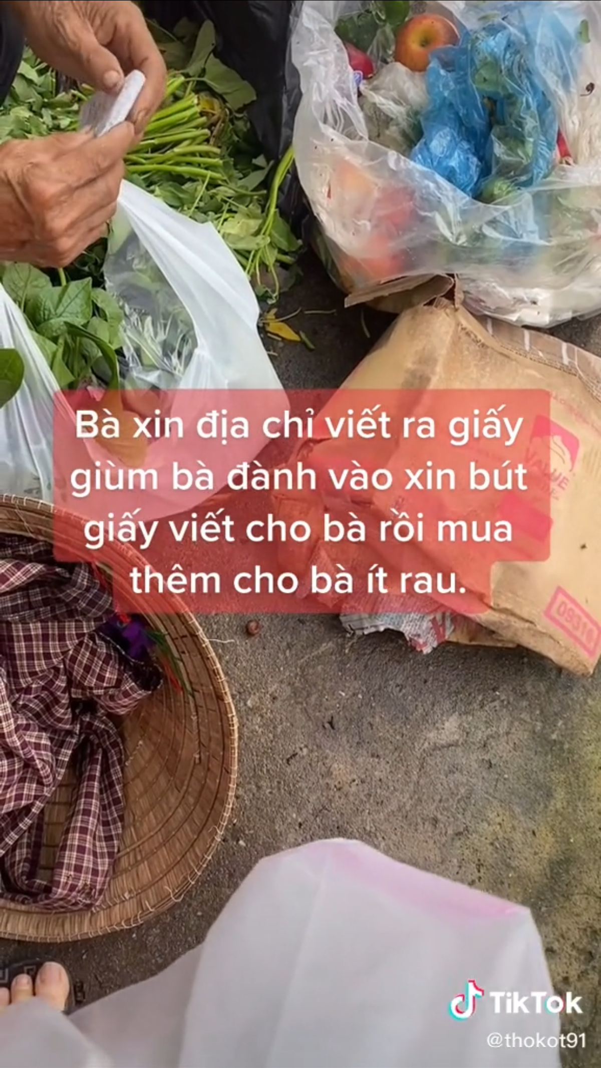 Cụ bà bới rác tìm đồ ăn, người phụ nữ tiến đến bất ngờ có hành động khiến ai cũng cảm phục Ảnh 4