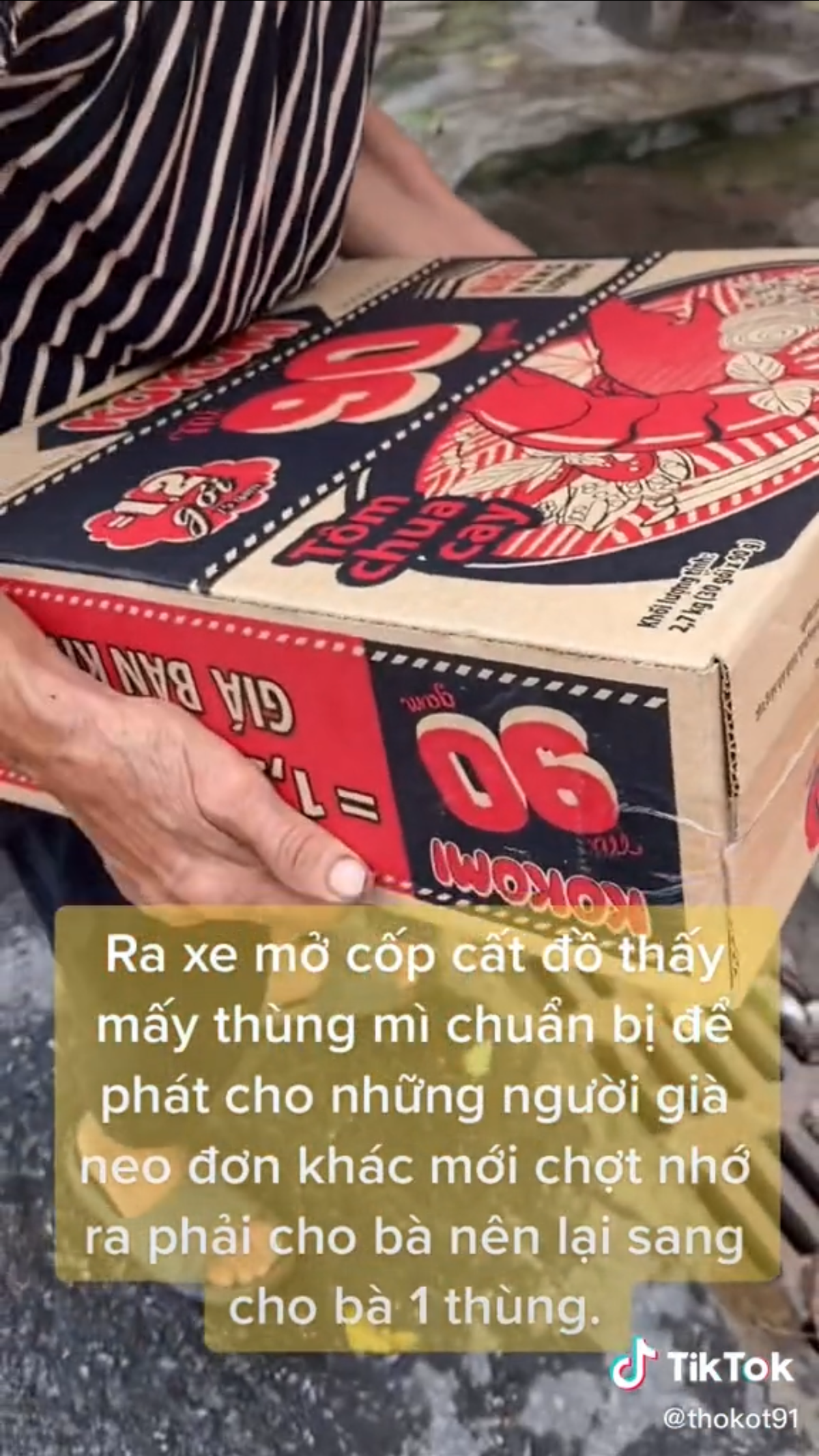 Cụ bà bới rác tìm đồ ăn, người phụ nữ tiến đến bất ngờ có hành động khiến ai cũng cảm phục Ảnh 5