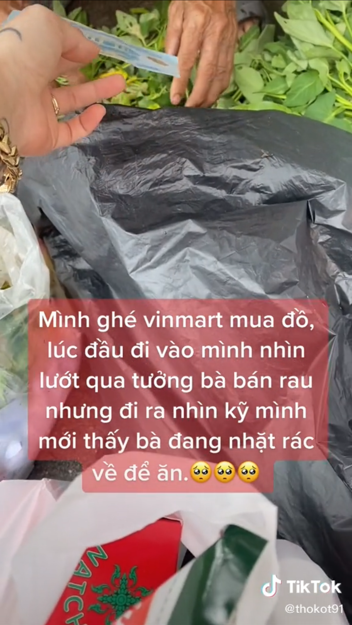 Cụ bà bới rác tìm đồ ăn, người phụ nữ tiến đến bất ngờ có hành động khiến ai cũng cảm phục Ảnh 1