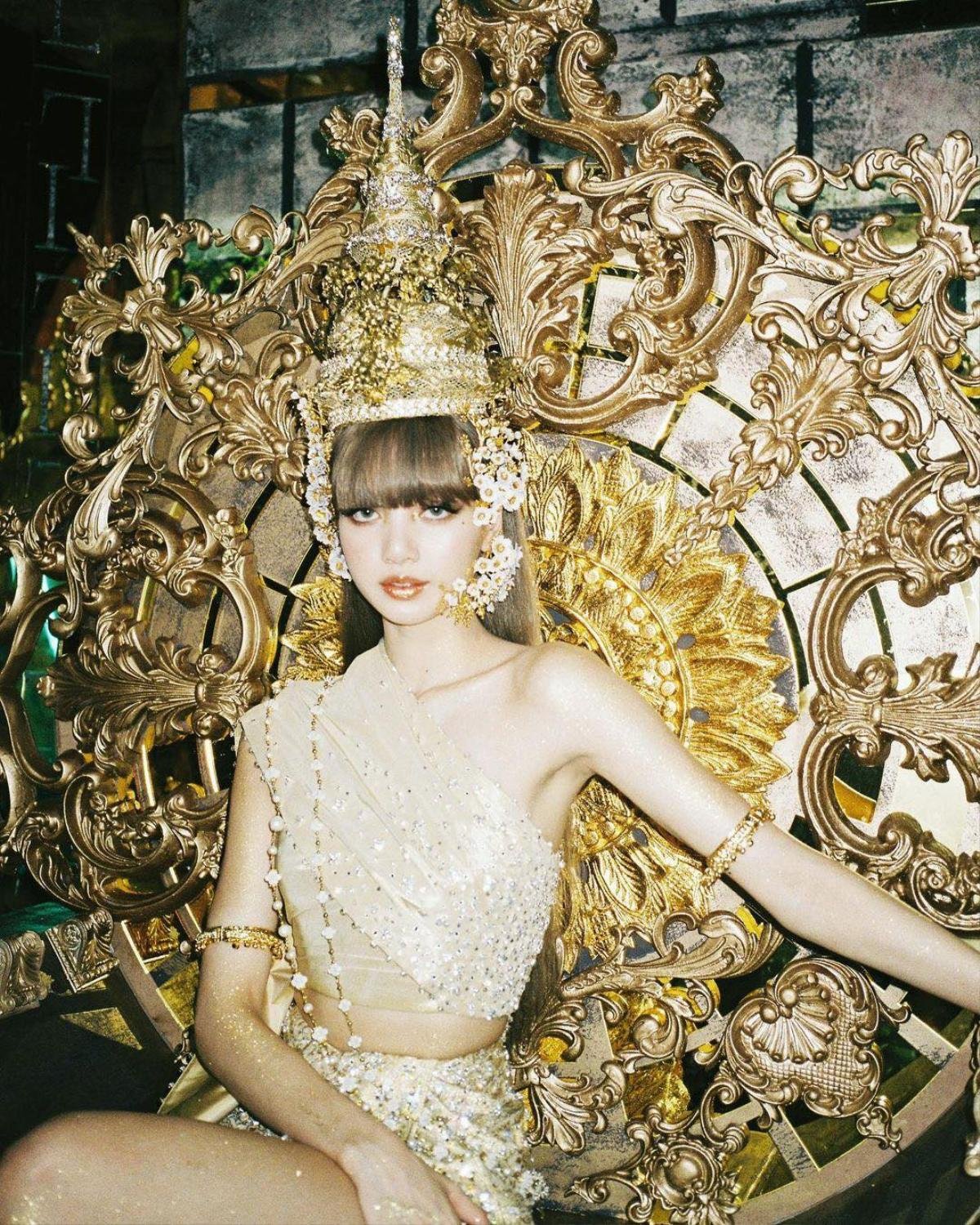 Đẳng cấp Lisa Black Pink, mặc toàn trang phục Haute Couture trong MV đầu tay Ảnh 1