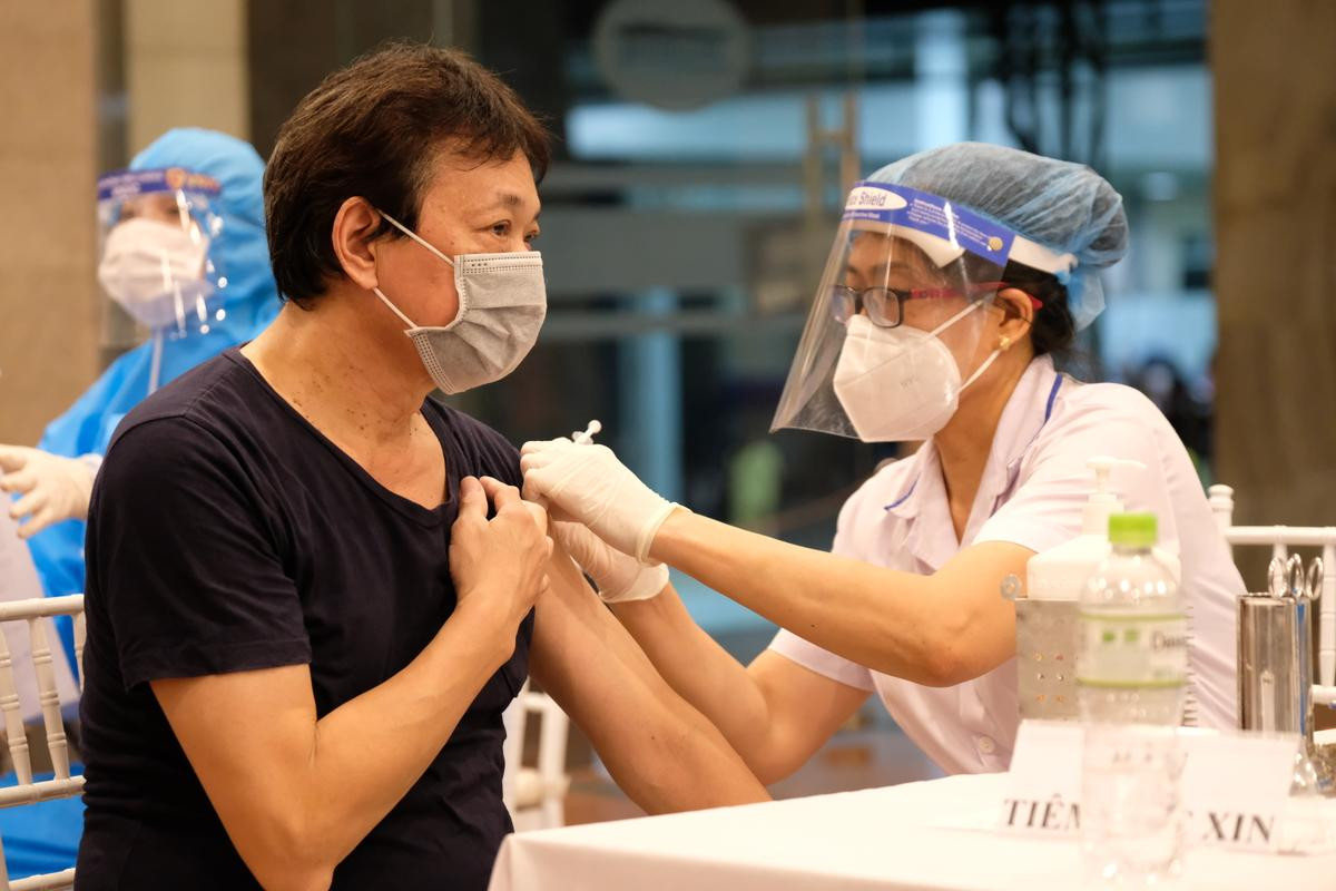 Video: Xuyên đêm tiêm vaccine phòng Covid-19 cho người dân tại Hà Nội Ảnh 15