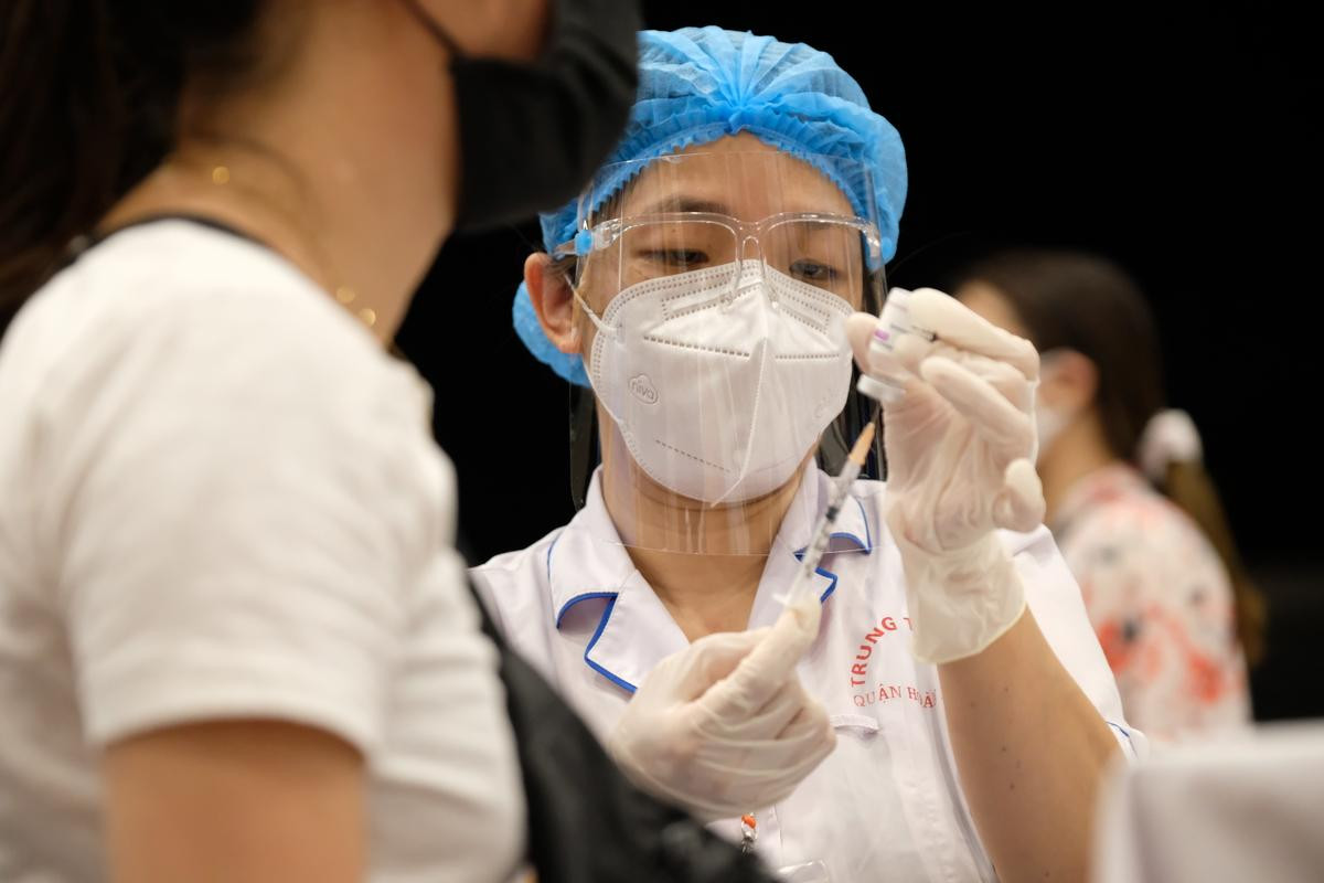 Video: Xuyên đêm tiêm vaccine phòng Covid-19 cho người dân tại Hà Nội Ảnh 13