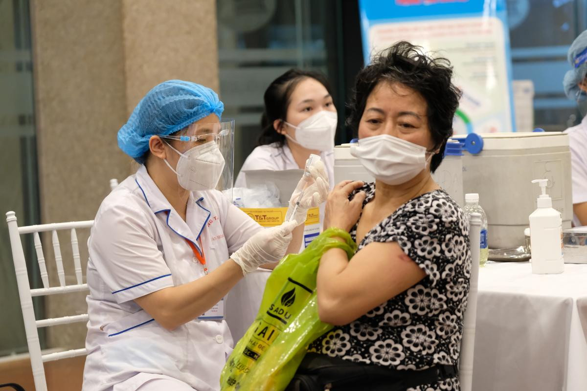 Video: Xuyên đêm tiêm vaccine phòng Covid-19 cho người dân tại Hà Nội Ảnh 16