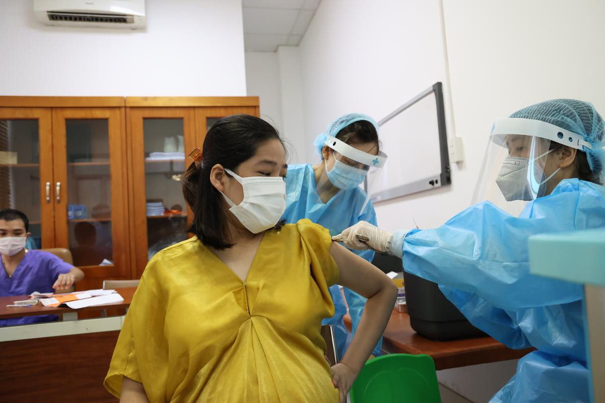 Hà Nội: Hơn 1.000 phụ nữ mang thai bắt đầu đi tiêm vaccine phòng Covid-19 Ảnh 13