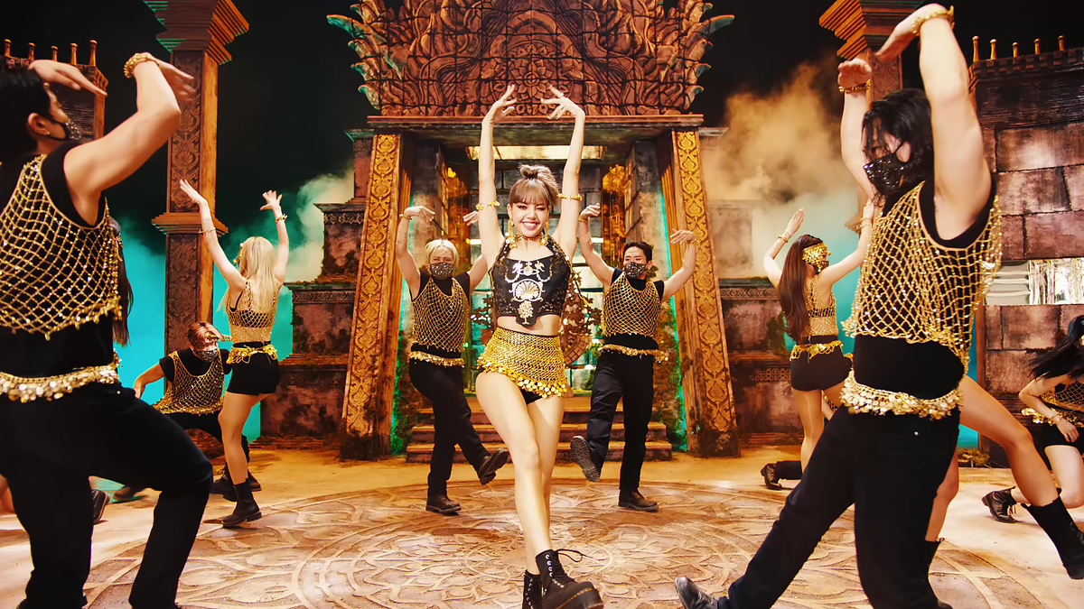 Hậu trường MV Lalisa: Lisa (BlackPink) tiết lộ cảnh quay gây 'khó chịu' nhất Ảnh 16