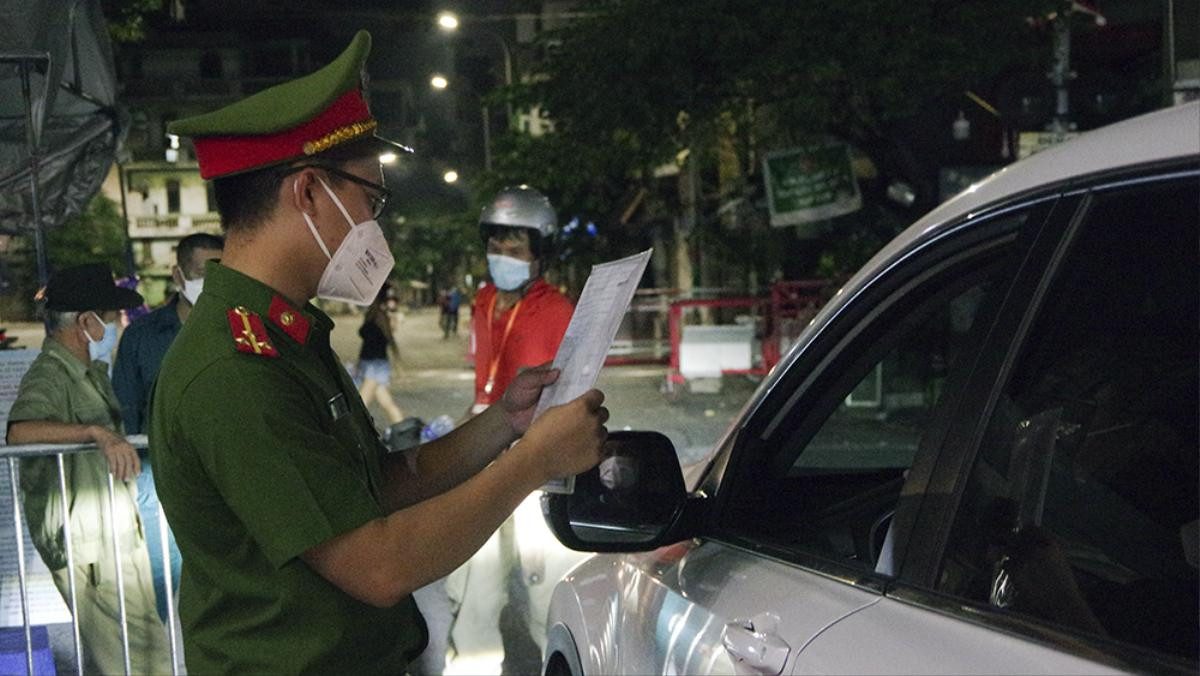 Chùm ảnh: Dỡ bỏ phong tỏa, kiểm soát nghiêm khu vực cách ly y tế tại 'ổ dịch' Văn Chương, Văn Miếu Ảnh 9