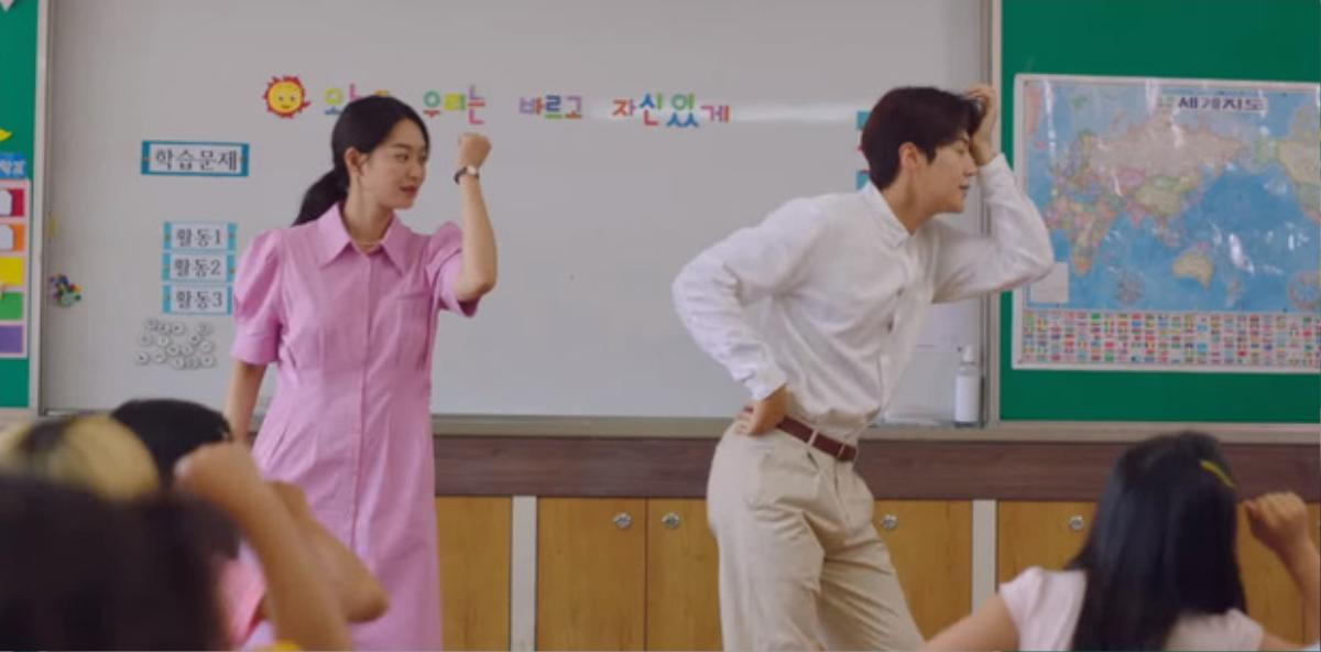 'Hometown Cha Cha Cha' tập 5: Shin Min Ah hóa bợm nhậu làm loạn khắp phố rồi qua đêm với Kim Seon Ho Ảnh 7