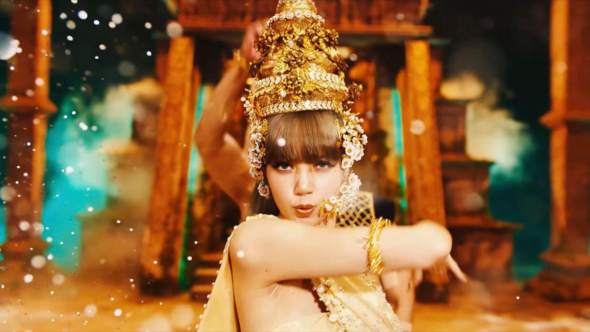 Khen ngợi Lisa hạ bệ Bambam - Nichkhun, nam MC của GMM25 khiến fan hai nhà nổi cơn thịnh nộ Ảnh 1