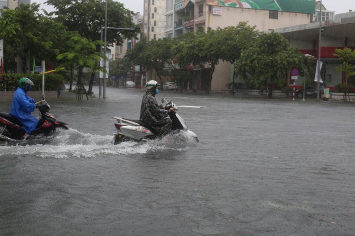 Mưa lớn kéo dài, nhiều con đường ở Đà Nẵng ngập thành sông Ảnh 7