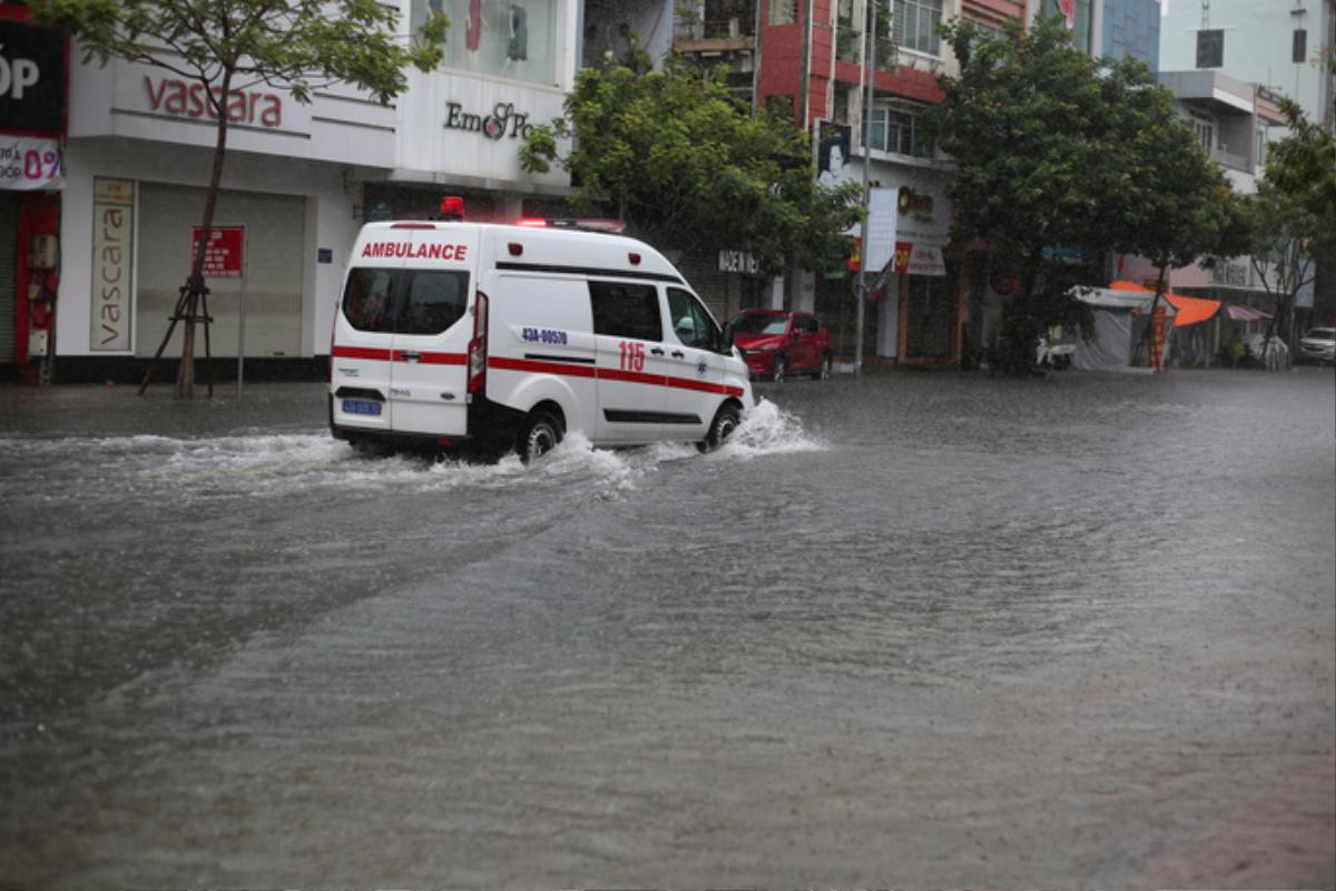 Mưa lớn kéo dài, nhiều con đường ở Đà Nẵng ngập thành sông Ảnh 3