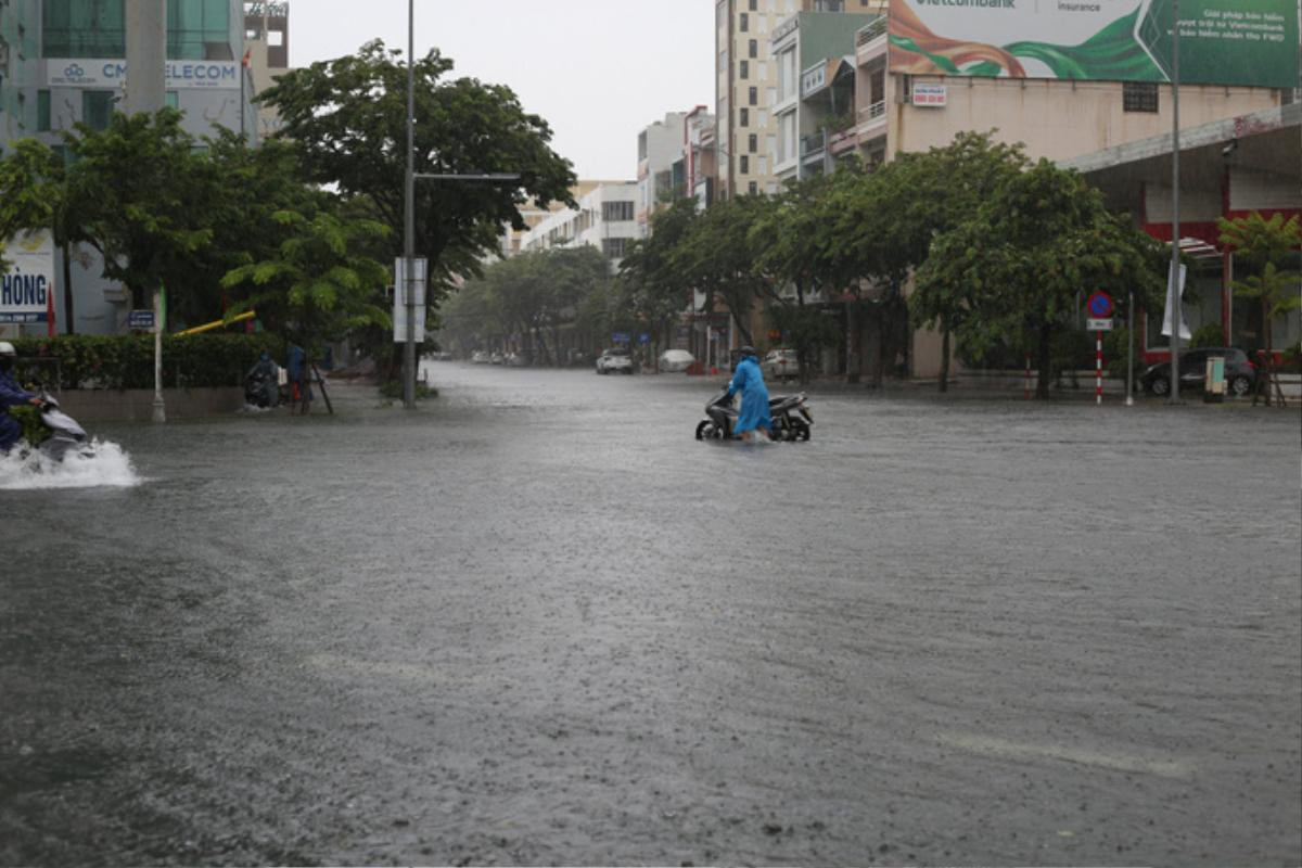 Mưa lớn kéo dài, nhiều con đường ở Đà Nẵng ngập thành sông Ảnh 6