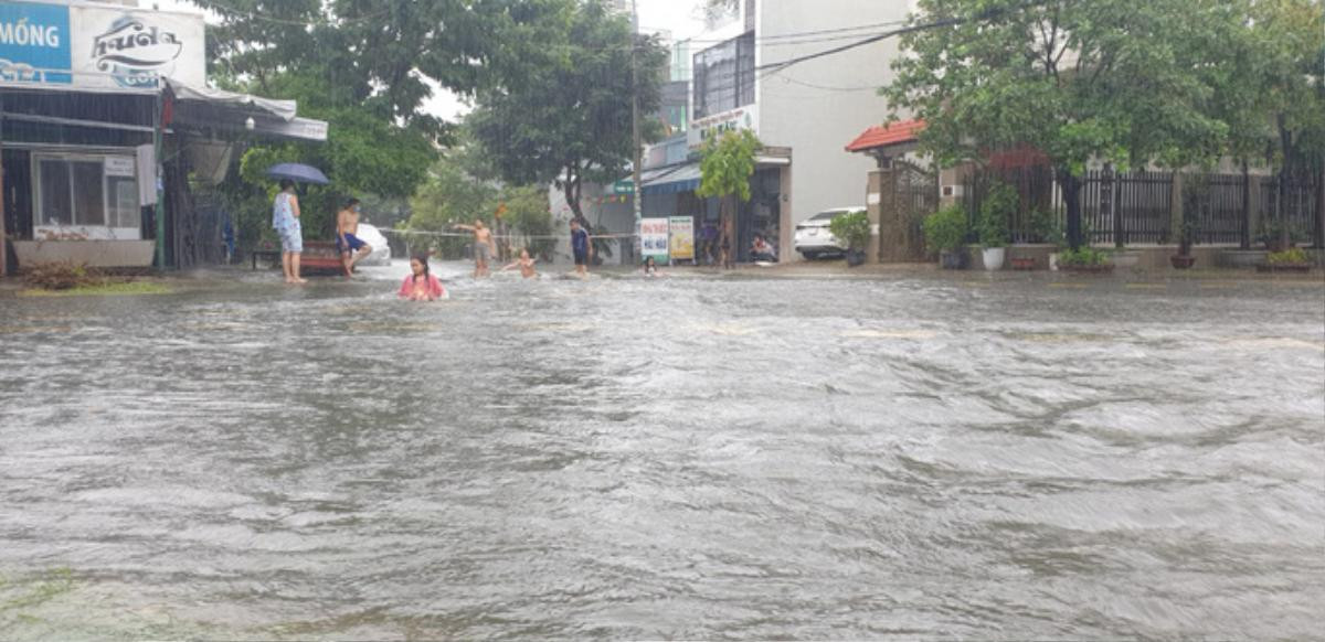 Mưa lớn kéo dài, nhiều con đường ở Đà Nẵng ngập thành sông Ảnh 2