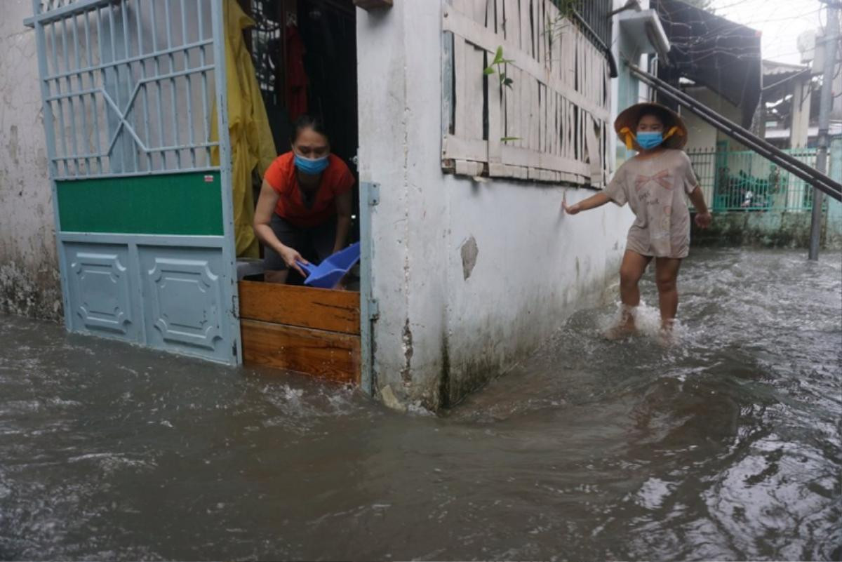 Mưa lớn kéo dài, nhiều con đường ở Đà Nẵng ngập thành sông Ảnh 5