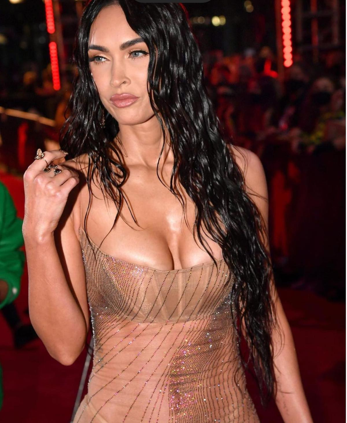 Megan Fox mặc váy trong suốt, khoe thân triệt để gây 'náo loạn' thảm đỏ VMAs 2021 Ảnh 3