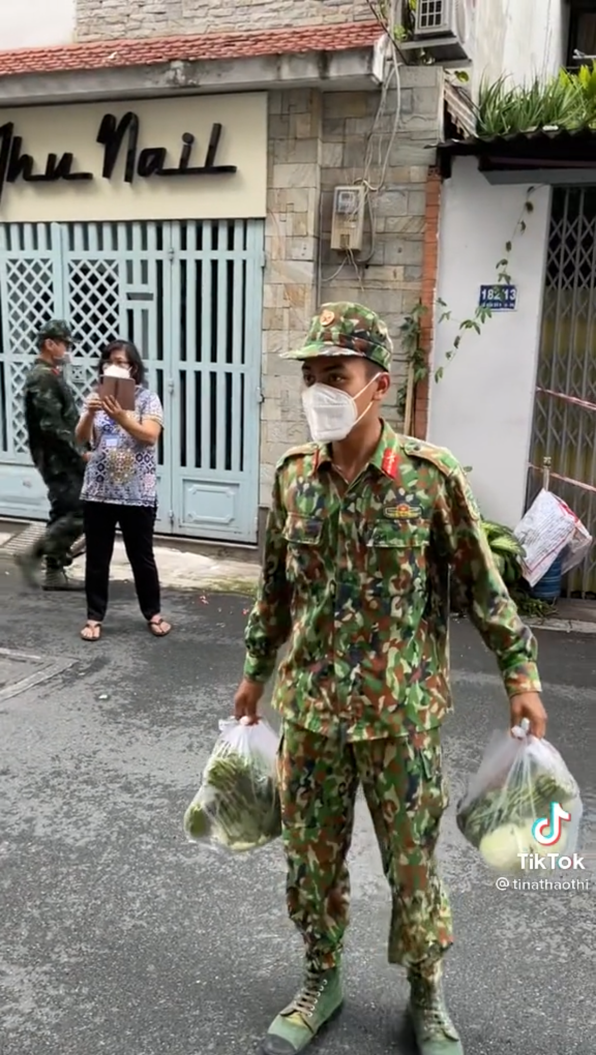 'Cô gái Tây Bắc' diện váy áo 'tung trời' bẽn lẽn xuống nhận nhu yếu phẩm khiến các anh bộ đội 'đứng hình' Ảnh 2