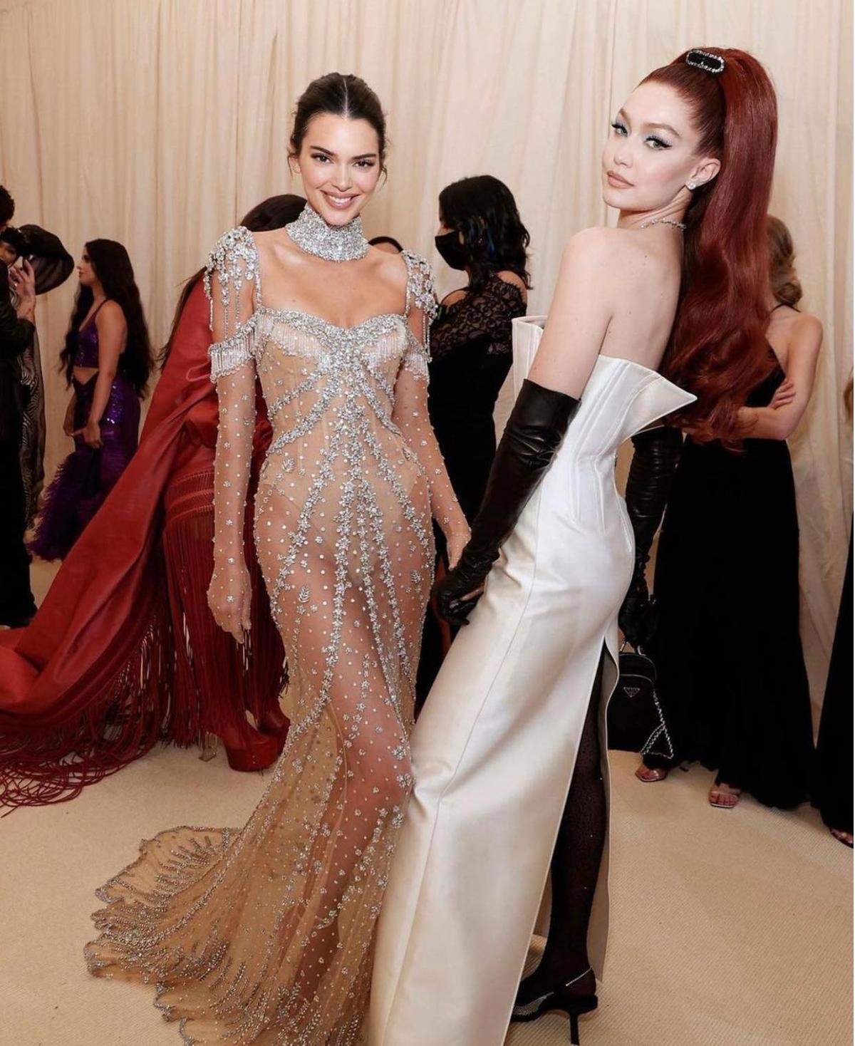 Met Gala 2021: Kendall Jenner đẹp nín thở với váy đính đá xuyên thấu soi rọi cơ thể Ảnh 8