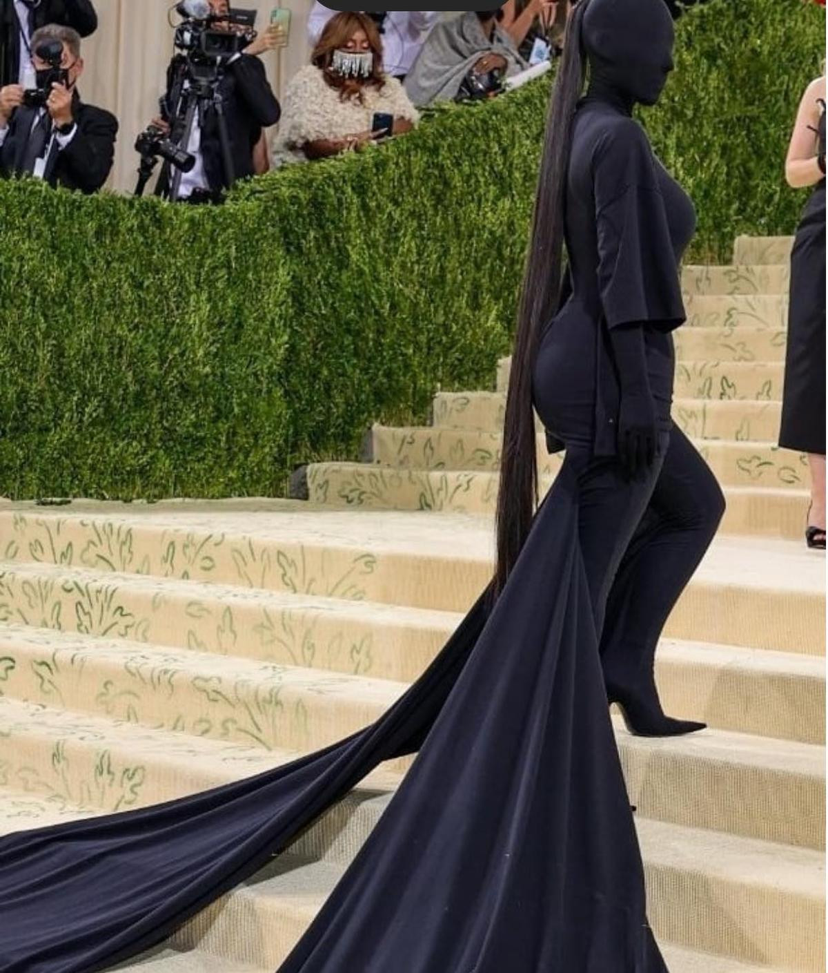 Rihanna 'quấn chăn mền', Kim Kardashian trùm kín mặt đến thảm đỏ Met Gala 2021 Ảnh 4