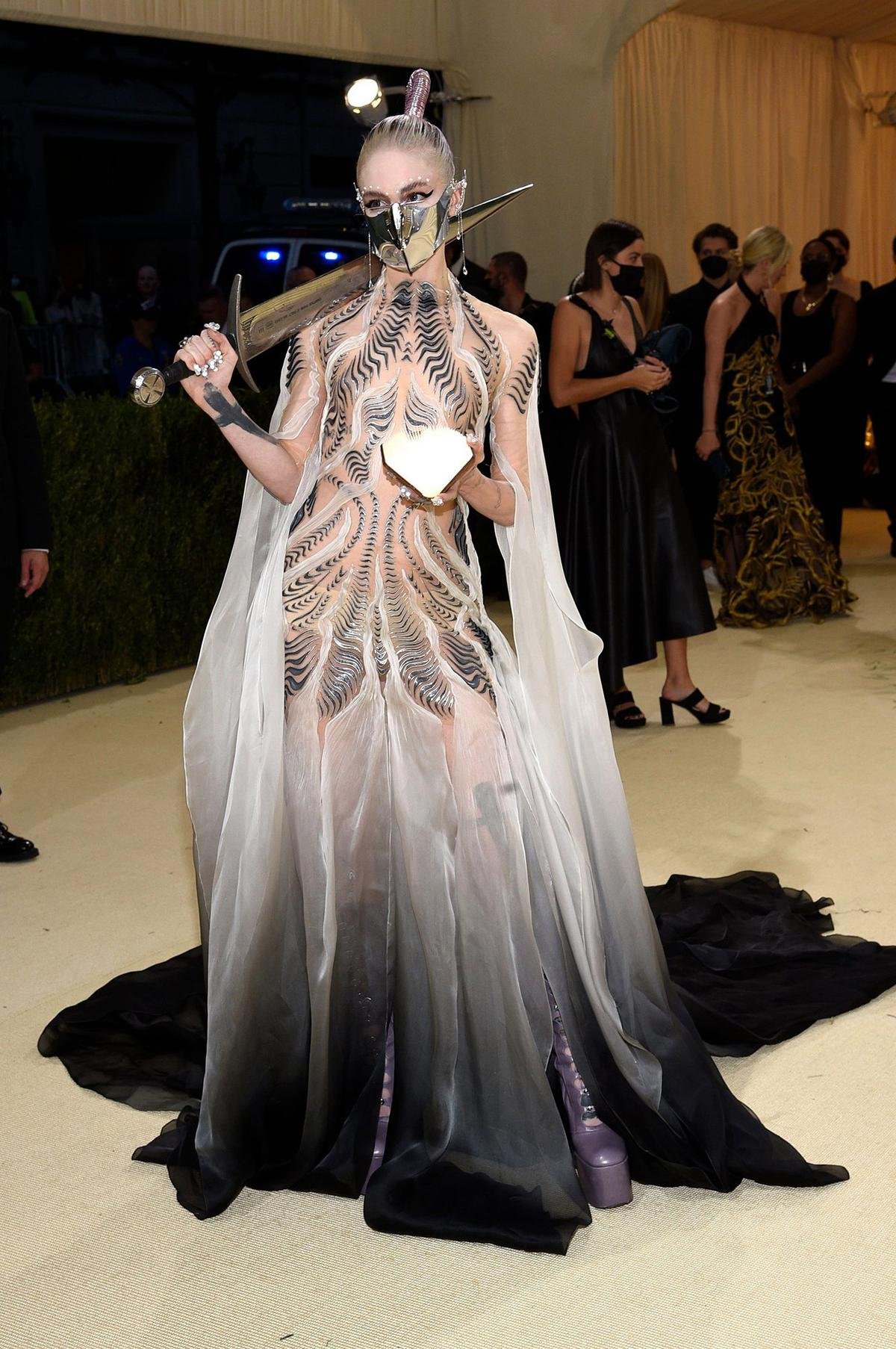 Những bộ cánh kì quái khó đỡ đánh đố người nhìn trên thảm đỏ Met Gala 2021 Ảnh 11