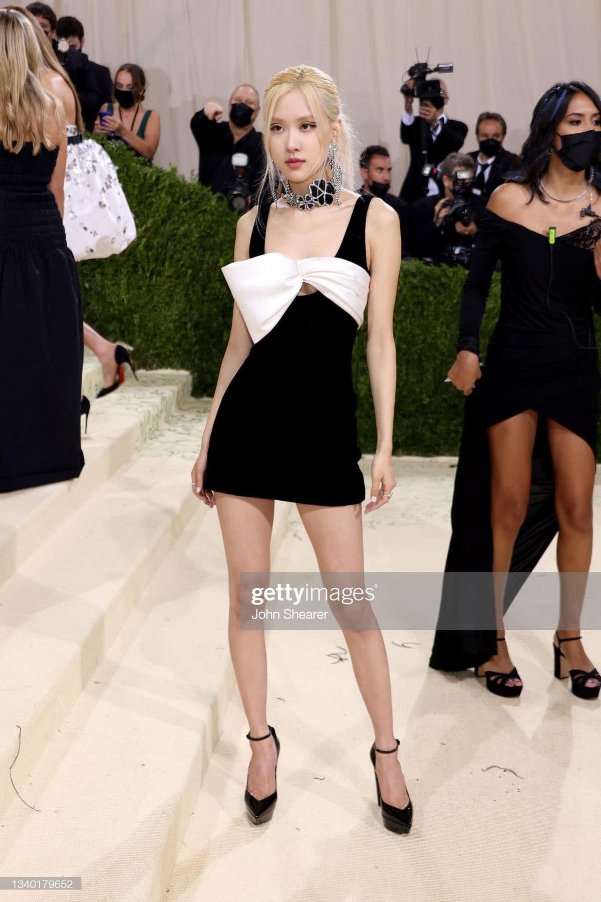 Rosé (BlackPink) chia sẻ vinh hạnh tham dự Met Gala 2021, không quên đăng ảnh thả dáng tại New York Ảnh 11