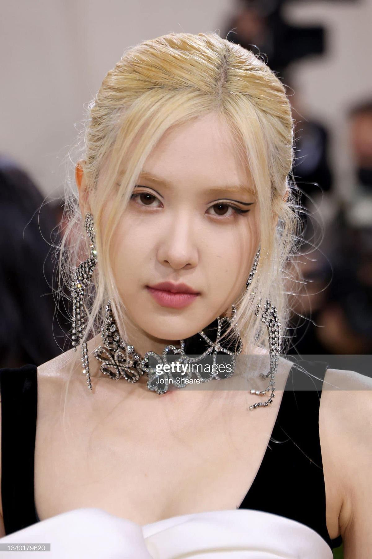 Rosé (BlackPink) chia sẻ vinh hạnh tham dự Met Gala 2021, không quên đăng ảnh thả dáng tại New York Ảnh 13