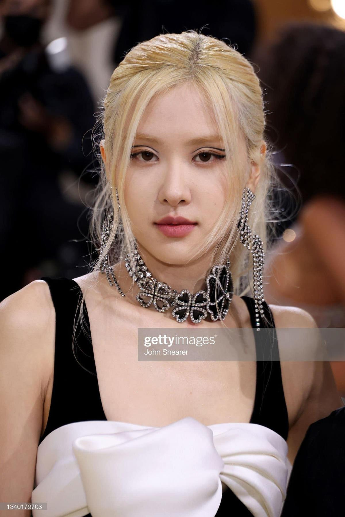 Rosé (BlackPink) chia sẻ vinh hạnh tham dự Met Gala 2021, không quên đăng ảnh thả dáng tại New York Ảnh 15