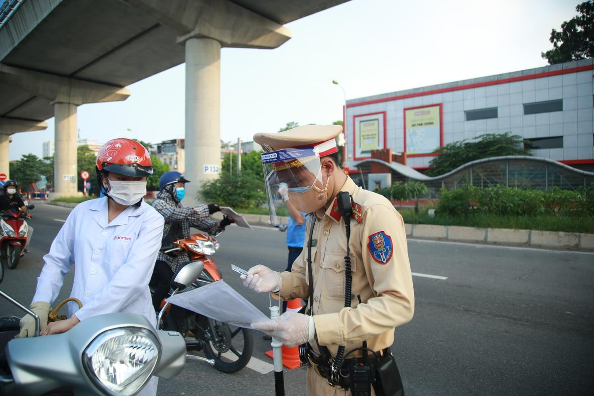 Hà Nội không kiểm tra giấy đi đường tại 19 quận, huyện, thị xã 'bình thường mới' Ảnh 1