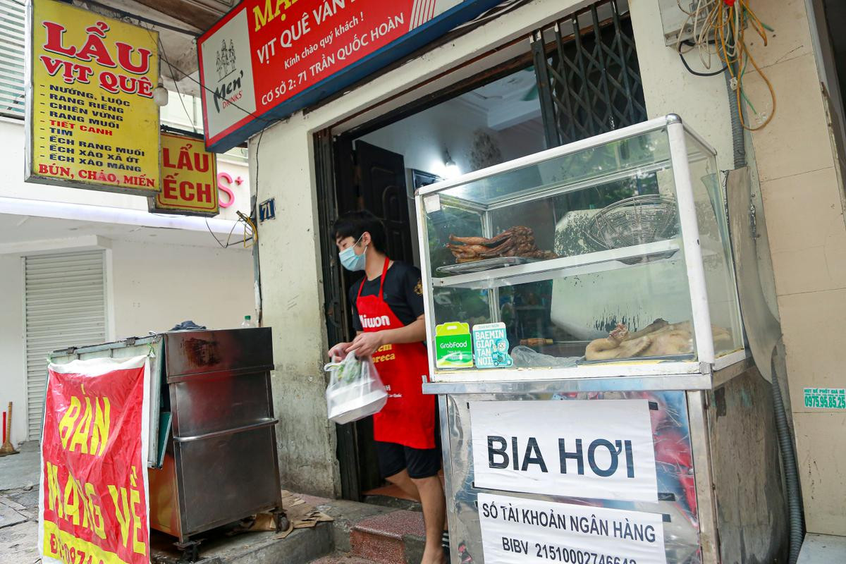 Hàng ăn uống tại nhiều quận ở Hà Nội bán mang về, người dân xếp hàng: 'Chờ gần tiếng rồi lại hết hàng' Ảnh 9