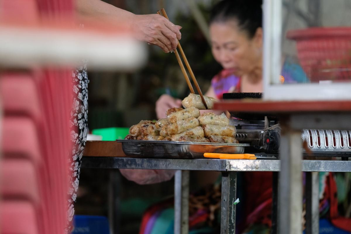 Hàng ăn uống tại nhiều quận ở Hà Nội bán mang về, người dân xếp hàng: 'Chờ gần tiếng rồi lại hết hàng' Ảnh 2